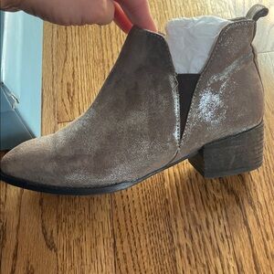 Seychelles OffStage Metallic Pewter Ankle Boots 8 EUC